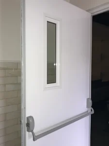Puerta práctica con barra antipánico (ideal para entornos de salida de emergencia)