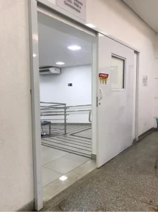 Puertas para hospital portall batiente con camilla y sillón
